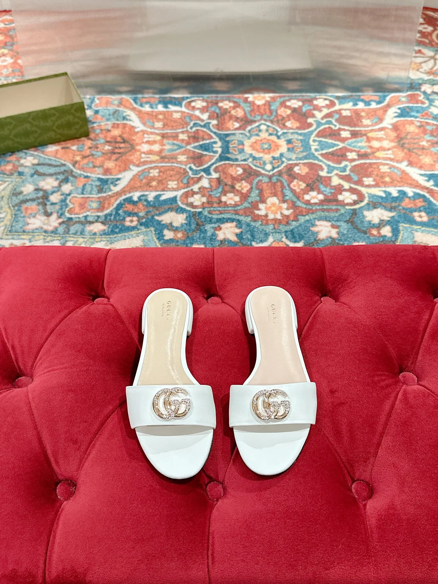 👟👟Ex-factory price 520👟👟 Every detail of Gucci's 2025 spring and summer new open-toe sandals and slippers has been carefully crafted, and design elements such as round toes and thick heels are cleverly used to create a fashionable retro style. The archived double G diamond-encrusted buckle details are reminiscent of the brand's fashionable atmosphere. ▪️Material: original custom sheepskin ▪️Inner lining/foot: high-end custom sheepskin ▪️Heel height: 1.0cm ▪️Number of yards: 35-39 (customized at 40.41.42, non-returnable)